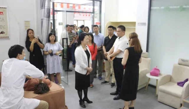 廣州市(shì)白(bái)雲區(qū)多(duō)名領導攜百名養老(lǎo)工(gōng)作(zuò)者，考察調研好(hǎo)孝心社區(qū)居家(jiā)養老(lǎo)創新養老(lǎo)模式