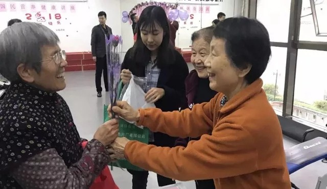 社區(qū)長(cháng)者“活動做(zuò)主”歡樂(yuè)多(duō)，齊聚黃(huáng)石居家(jiā)養老(lǎo)中心同賀佳節！