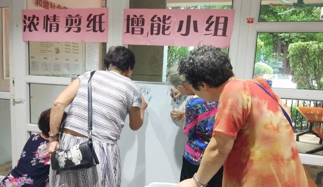 巧手生(shēng)花(huā)，妙趣天成——高(gāo)爾夫示範點初辦剪紙(zhǐ)活動樂(yuè)人(rén)心！