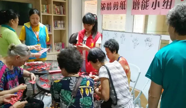 巧手生(shēng)花(huā)，妙趣天成——高(gāo)爾夫示範點初辦剪紙(zhǐ)活動樂(yuè)人(rén)心！