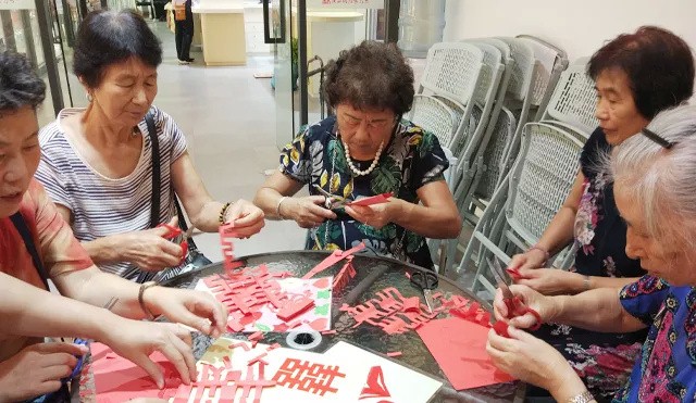 巧手生(shēng)花(huā)，妙趣天成——高(gāo)爾夫示範點初辦剪紙(zhǐ)活動樂(yuè)人(rén)心！