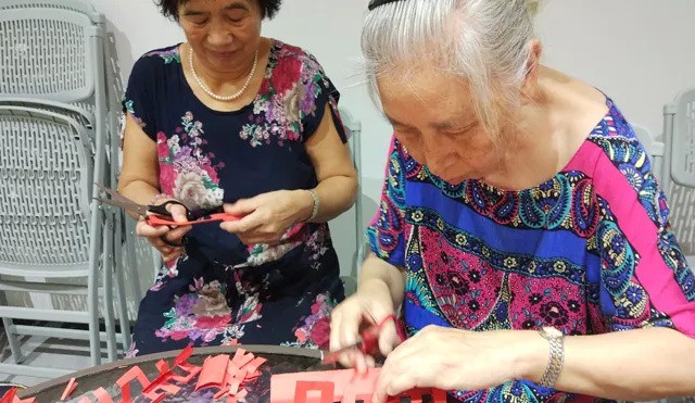 巧手生(shēng)花(huā)，妙趣天成——高(gāo)爾夫示範點初辦剪紙(zhǐ)活動樂(yuè)人(rén)心！