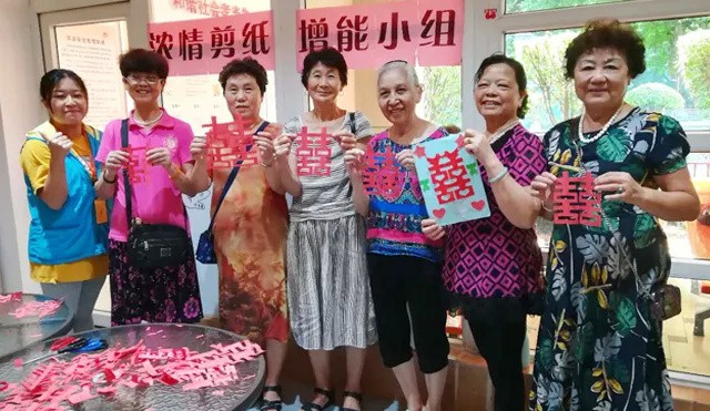 巧手生(shēng)花(huā)，妙趣天成——高(gāo)爾夫示範點初辦剪紙(zhǐ)活動樂(yuè)人(rén)心！