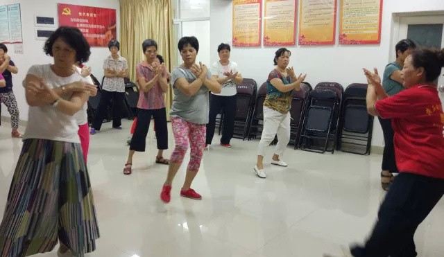 全民(mín)養生(shēng)丨元邦社區(qū)開(kāi)展八段錦教學，将健康送到(dào)老(lǎo)年(nián)人(rén)身(shēn)邊！