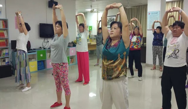 全民(mín)養生(shēng)丨元邦社區(qū)開(kāi)展八段錦教學，将健康送到(dào)老(lǎo)年(nián)人(rén)身(shēn)邊！