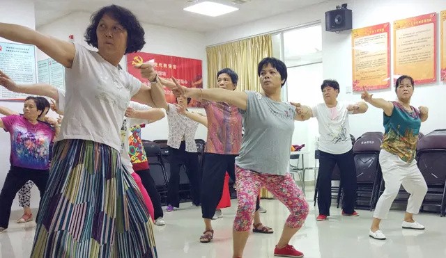 全民(mín)養生(shēng)丨元邦社區(qū)開(kāi)展八段錦教學，将健康送到(dào)老(lǎo)年(nián)人(rén)身(shēn)邊！