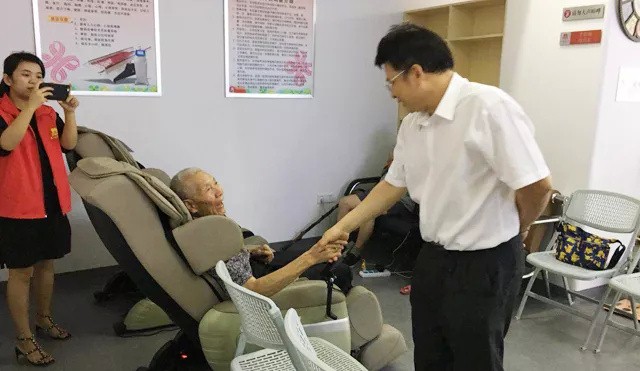 貫徹落實養生(shēng)結合理(lǐ)念， 黃(huáng)石社區(qū)居家(jiā)養老(lǎo)中心獲廣州市(shì)民(mín)政局局長(cháng)肯