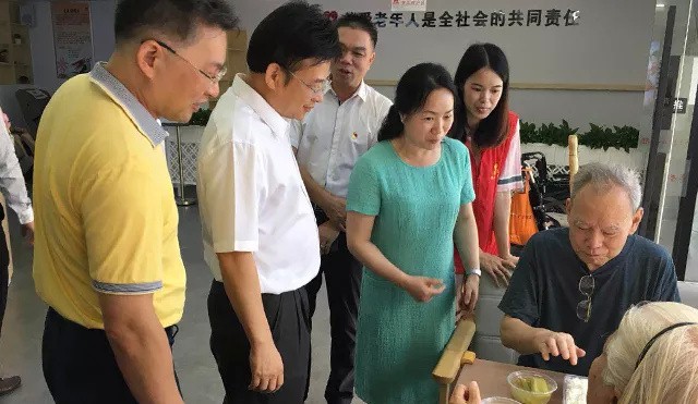 貫徹落實養生(shēng)結合理(lǐ)念， 黃(huáng)石社區(qū)居家(jiā)養老(lǎo)中心獲廣州市(shì)民(mín)政局局長(cháng)肯
