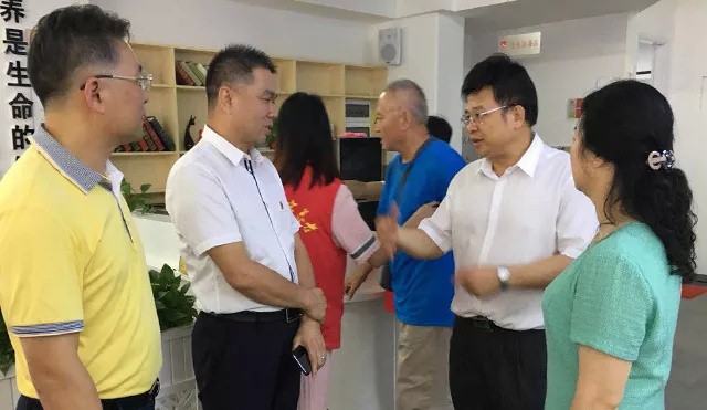 貫徹落實養生(shēng)結合理(lǐ)念， 黃(huáng)石社區(qū)居家(jiā)養老(lǎo)中心獲廣州市(shì)民(mín)政局局長(cháng)肯