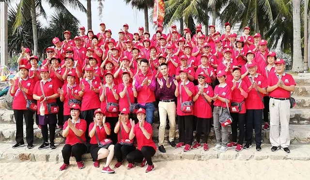 泡溫泉、篝火(huǒ)晚會(huì)、愛(ài)心健步行(xíng)，這(zhè)才是(shì)重陽敬老(lǎo)節的(de)正确打開(kāi)方式