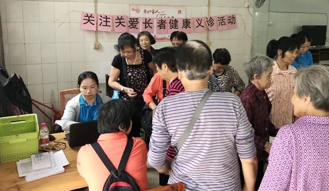 天氣在逐漸變冷(lěng)，因為(wèi)他(tā)們，整個(gè)街(jiē)道(dào)暖暖的(de)！