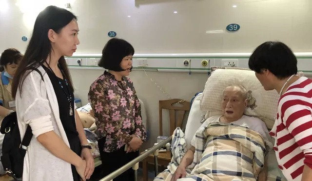 天氣在逐漸變冷(lěng)，因為(wèi)他(tā)們，整個(gè)街(jiē)道(dào)暖暖的(de)！