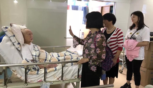 天氣在逐漸變冷(lěng)，因為(wèi)他(tā)們，整個(gè)街(jiē)道(dào)暖暖的(de)！