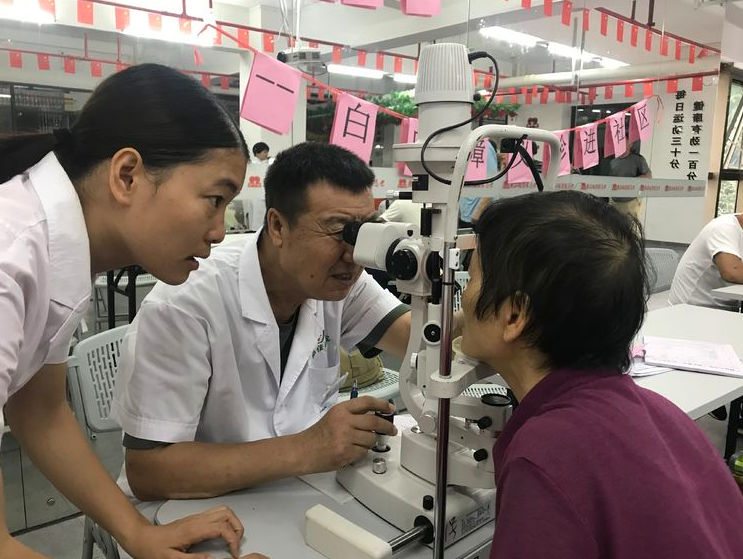 【黃(huáng)石街(jiē)】“眼睛健康從(cóng)我做(zuò)起”白(bái)內(nèi)障義診進社區(qū)活動