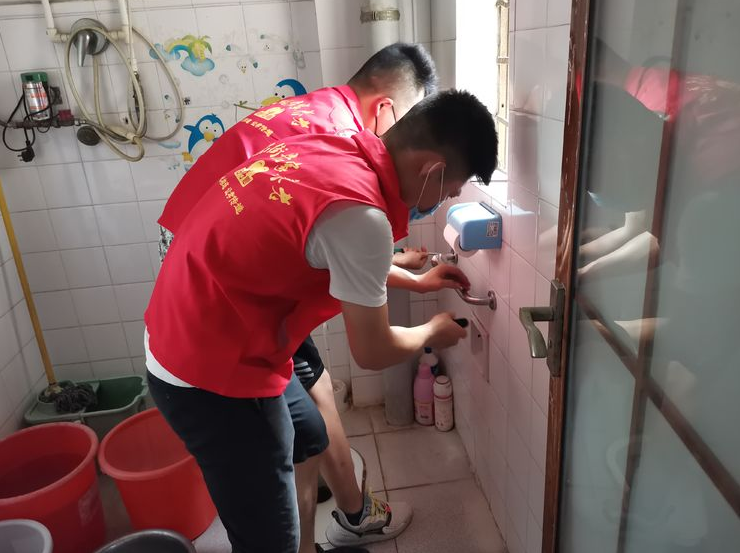 【黃(huáng)石居養】“心連心，手扶手”，長(cháng)者居家(jiā)安全有(yǒu)保障