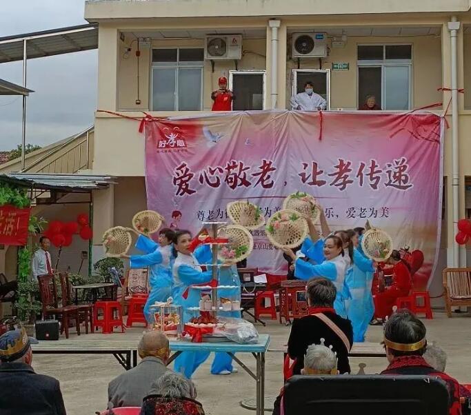 京山(shān)市(shì)琴藝久久器(qì)樂(yuè)團攜手好(hǎo)孝心公司赴愛(ài)心敬老(lǎo)院慰問(wèn)演出