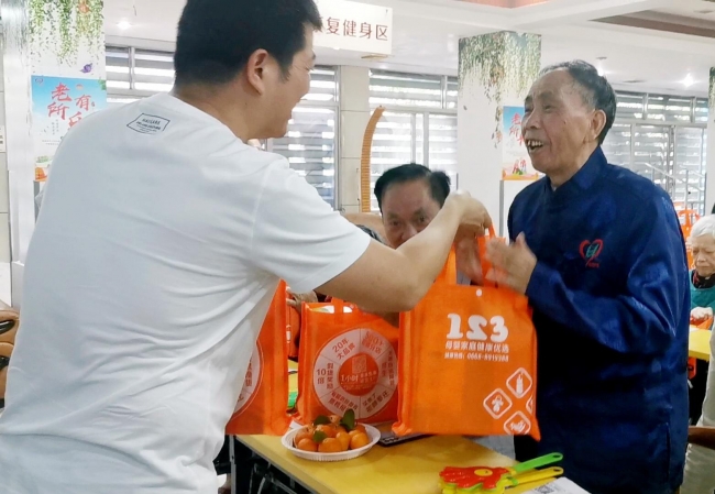 好(hǎo)孝心企業(yè)到(dào)信宜市(shì)博鴻頤養院開(kāi)展走訪慰問(wèn)活動