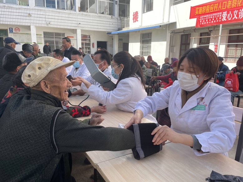 縣政協“愛(ài)心”服務志(zhì)願分(fēn)隊到(dào)湯泉鄉(xiāng)敬老(lǎo)院開(kāi)展愛(ài)心義診及送溫暖活動