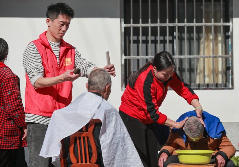 縣政協“愛(ài)心”服務志(zhì)願分(fēn)隊到(dào)湯泉鄉(xiāng)敬老(lǎo)院開(kāi)展愛(ài)心義診及送溫暖活動