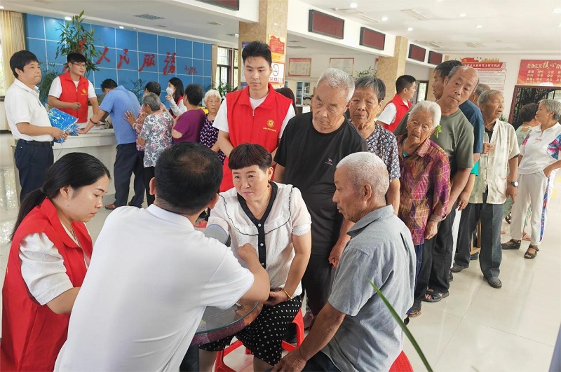 亳州市(shì)谯城(chéng)區(qū)委黨校(xiào)開(kāi)展“關愛(ài)老(lǎo)年(nián)健康 攜手防治慢(màn)病”志(zhì)願服務活動