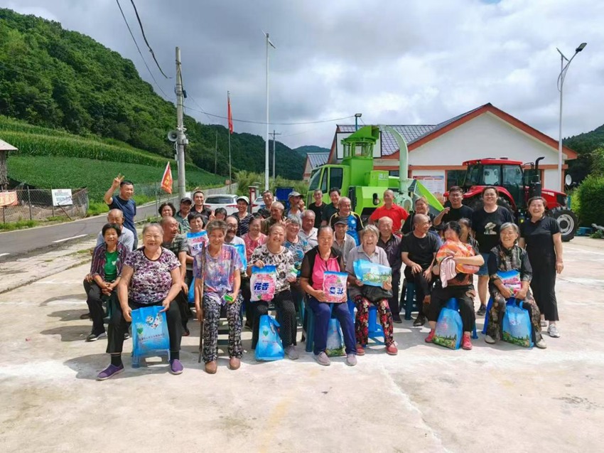 安圖縣龍豐村(cūn)開(kāi)展“關愛(ài)老(lǎo)人(rén)，愛(ài)滿鄉(xiāng)村(cūn)”主題活動