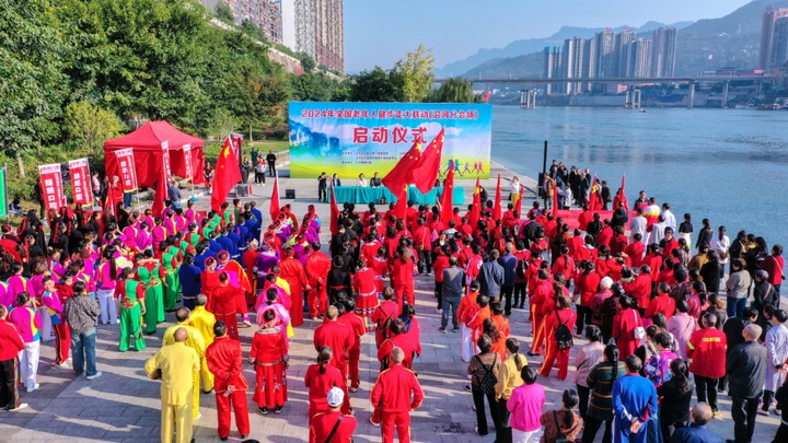 沿河(hé)：1000餘名老(lǎo)年(nián)人(rén)參與全民(mín)健步走